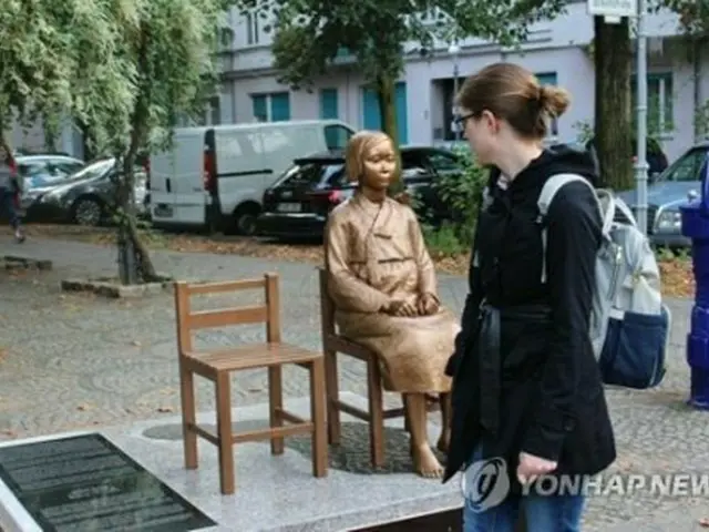 ベルリン市内に設置された少女像を見つめる現地の市民（資料写真）＝（聯合ニュース）