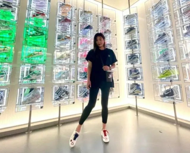 「80億CEO」タレントのヒョンヨン、後ろにある靴はいくら？…スポーティーでも優雅な外出（画像提供:wowkorea）