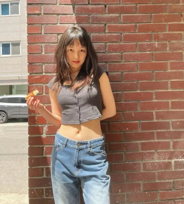 女優キム・ボラ、クロップトップですらりとしたスタイルを自慢しつつ、片手には食パン？（画像提供:wowkorea）
