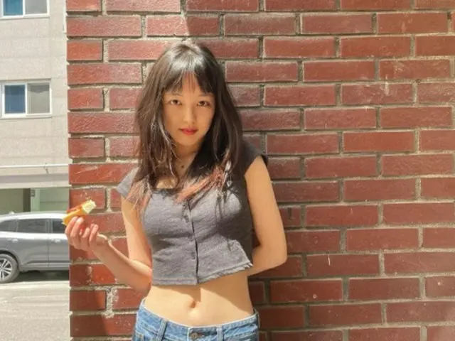 女優キム・ボラ、クロップトップですらりとしたスタイルを自慢しつつ、片手には食パン？（画像提供:wowkorea）