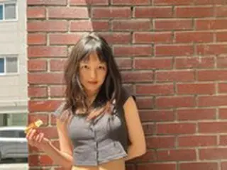 女優キム・ボラ、クロップトップですらりとしたスタイルを自慢しつつ、片手には食パン？