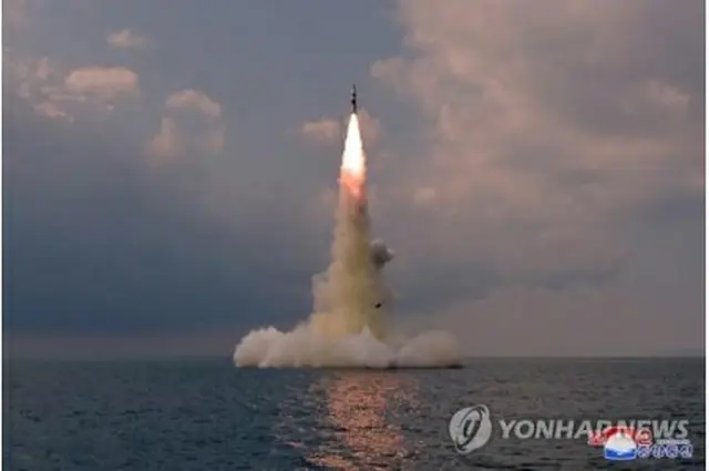 昨年10月に北朝鮮が実施した新型SLBMの発射実験＝（朝鮮中央通信＝聯合ニュース）≪転載・転用禁止≫