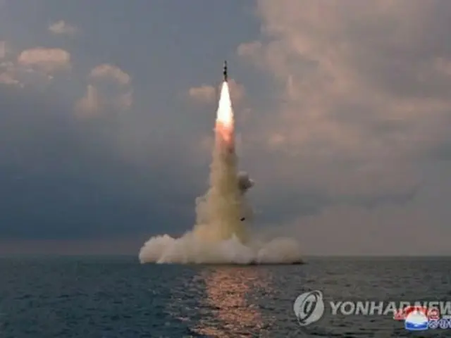 昨年10月に北朝鮮が実施した新型SLBMの発射実験＝（朝鮮中央通信＝聯合ニュース）≪転載・転用禁止≫