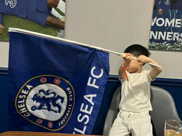 元サッカー韓国代表パク・チソンの息子、パパのライバルチームを応援？「自分より大きな旗を一生懸命に振って」（画像提供:wowkorea）