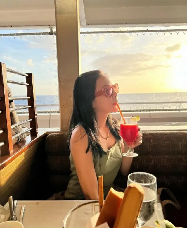 「Red Velvet」イェリ、ハワイでクルージングを楽しむ姿を披露…美しい夕焼けを背景に（画像提供:wowkorea）