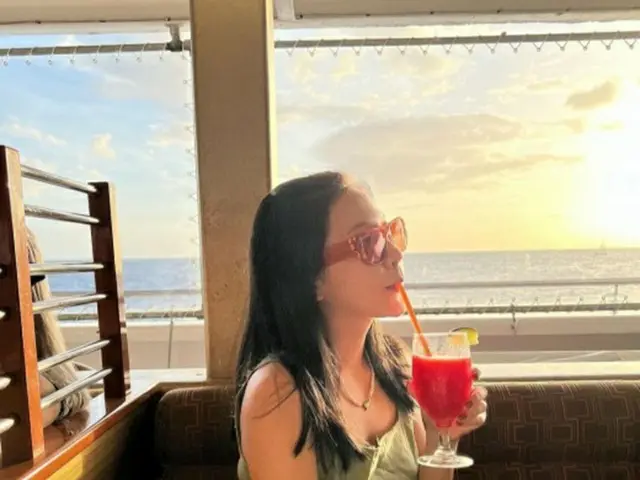 「Red Velvet」イェリ、ハワイでクルージングを楽しむ姿を披露…美しい夕焼けを背景に（画像提供:wowkorea）