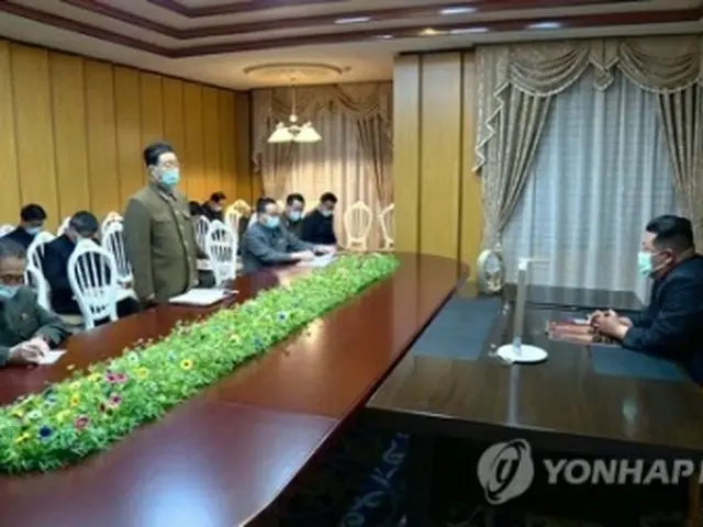 北朝鮮の朝鮮中央テレビが１３日に公開した会議の様子。金正恩氏（右）もマスクを着用している＝（聯合ニュース）≪転載・転用禁止≫