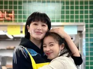 女優ハン・ヒョジュ、キム・ヘスの胸に抱かれてかわいい甘えん坊…「温かい先輩とハグ」