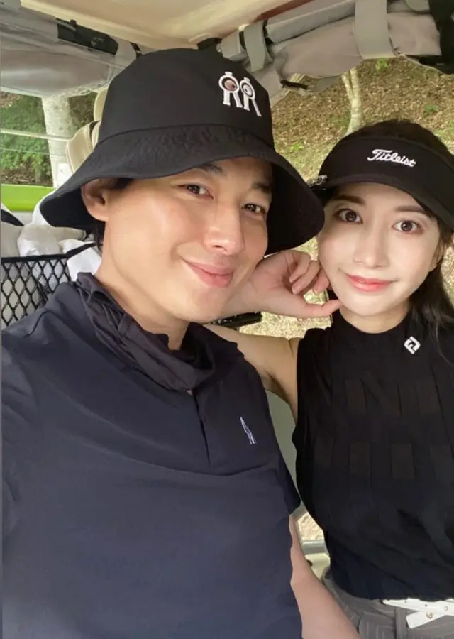 “歌手イ・ジフンの日本人妻”アヤネさん、ゴルフ場でのカップルルックを公開（画像提供:wowkorea）