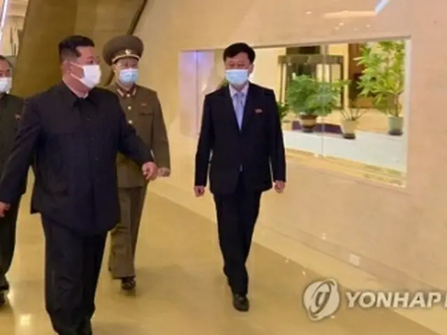 北朝鮮の朝鮮中央テレビは１３日、金正恩氏（左）が１２日に国家非常防疫司令部を訪問したと報じた＝（朝鮮中央テレビ＝聯合ニュース）