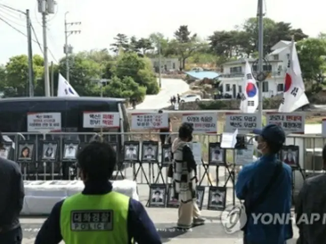 文前大統領の自宅周辺で集会を行う新型コロナウイルスのワクチン被害者団体=(聯合ニュース)