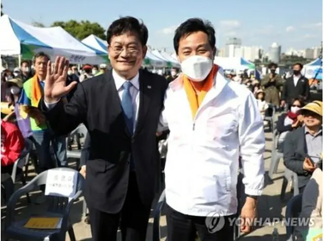 15日、ソウル市内で開かれた校内暴力予防キャンペーンに出席した呉氏（右）と宋氏（共同取材）＝（聯合ニュース）