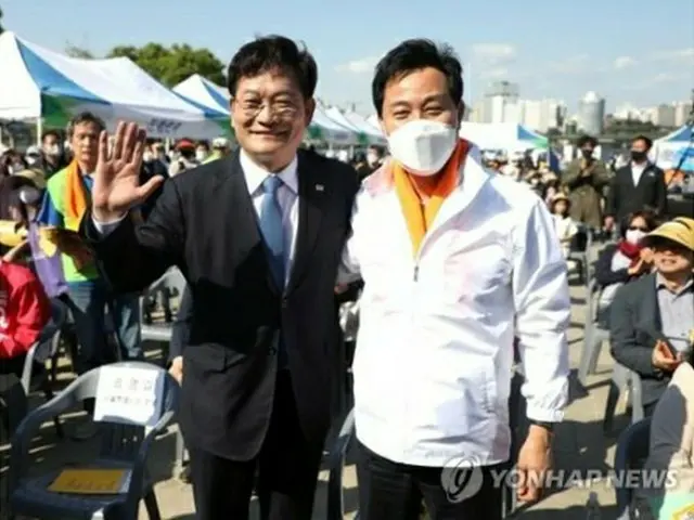 15日、ソウル市内で開かれた校内暴力予防キャンペーンに出席した呉氏（右）と宋氏（共同取材）＝（聯合ニュース）