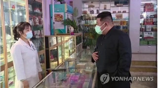 15日に平壌市内の薬局を視察する金正恩国務委員長（右、朝鮮中央テレビから）＝（聯合ニュース）≪転載・転用禁止≫