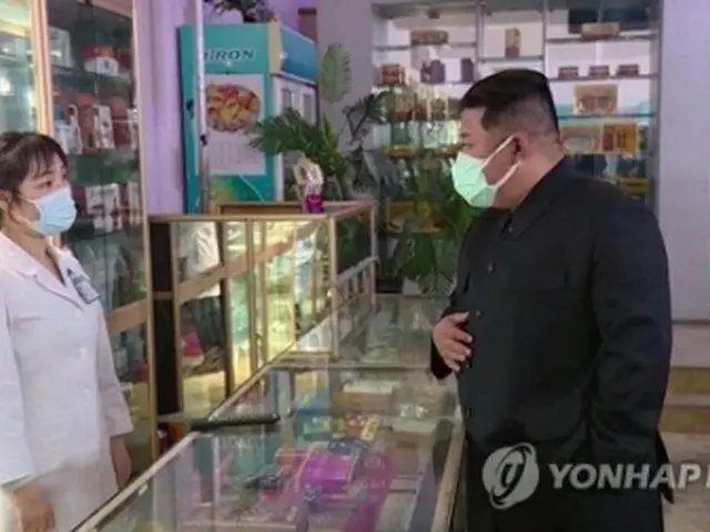 15日に平壌市内の薬局を視察する金正恩国務委員長（右、朝鮮中央テレビから）＝（聯合ニュース）≪転載・転用禁止≫