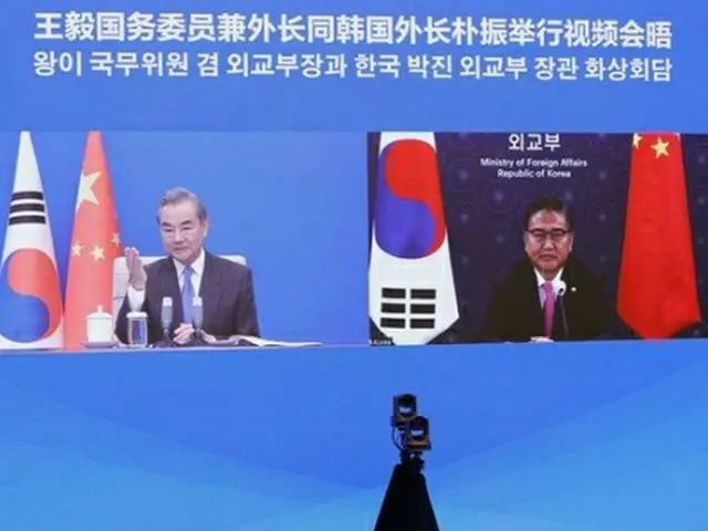 オンライン形式で会談する朴氏（右）と王氏（中国外務省HPより）＝（聯合ニュース）≪転載・転用禁止≫
