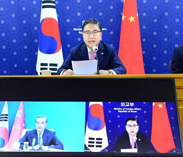 今月16日、韓国の朴振外相（上と右）が、中国の王毅 国務委員兼外相とオンライン会談を行なっている様子（画像提供:wowkorea）