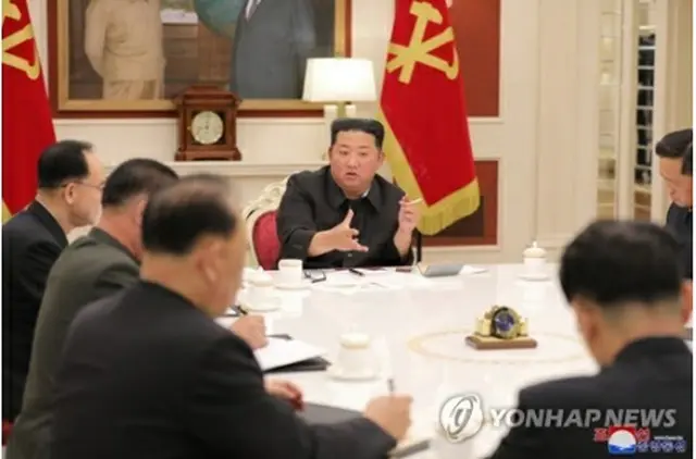 政治局常務委員会に出席した金正恩氏＝（朝鮮中央通信＝聯合ニュース）≪転載・転用禁止≫