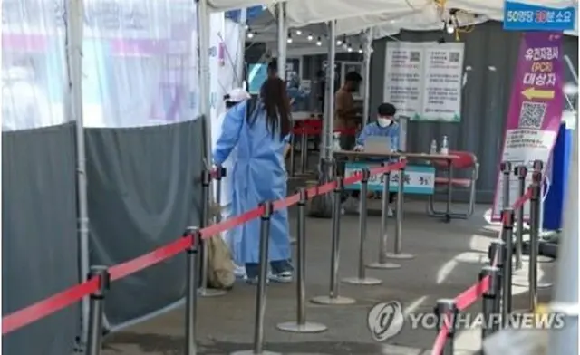 閑散としたソウル駅前のコロナ検査所＝１６日、ソウル（聯合ニュース）