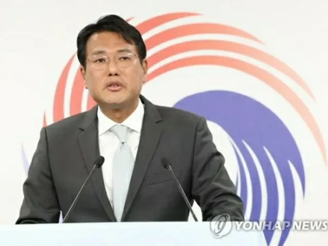 記者会見を行う金泰孝氏＝１８日、ソウル（聯合ニュース）