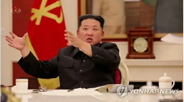 朝鮮中央テレビは18日、金正恩国務委員長（朝鮮労働党総書記）が前日に党政治局常務委員会を主宰し、防疫危機の実態を分析した上で人民の生活を安定させるよう指示したと伝えた＝（同テレビの映像から）＝（聯合ニュース）≪転載・転用禁止≫