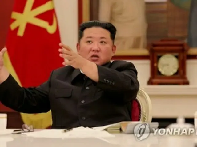 朝鮮中央テレビは18日、金正恩国務委員長（朝鮮労働党総書記）が前日に党政治局常務委員会を主宰し、防疫危機の実態を分析した上で人民の生活を安定させるよう指示したと伝えた＝（同テレビの映像から）＝（聯合ニュース）≪転載・転用禁止≫