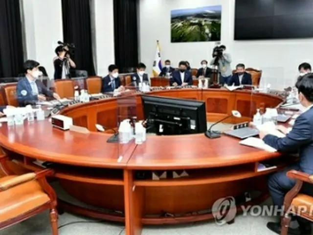 国会で開かれた情報委員会（国会写真記者団）＝１９日、ソウル（聯合ニュース）