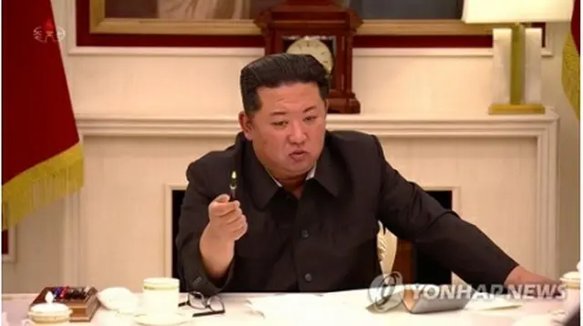 北朝鮮の朝鮮中央テレビは１８日、金正恩国務委員長（朝鮮労働党委員長）が１７日に党政治局常務委員会会議を主宰し、現在の防疫危機の実態を分析し、人民の生活を安定させるよう指示したと報じた（朝鮮中央テレビの映像より）＝（聯合ニュース）≪転載・転用禁止≫