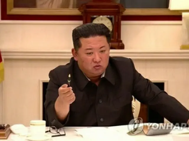 北朝鮮の朝鮮中央テレビは１８日、金正恩国務委員長（朝鮮労働党委員長）が１７日に党政治局常務委員会会議を主宰し、現在の防疫危機の実態を分析し、人民の生活を安定させるよう指示したと報じた（朝鮮中央テレビの映像より）＝（聯合ニュース）≪転載・転用禁止≫
