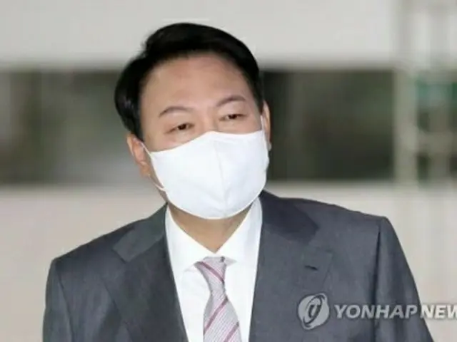大統領室庁舎に入る尹大統領（大統領室通信写真記者団）＝20日、ソウル（聯合ニュース）