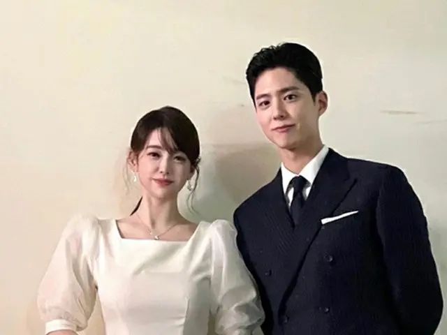 “闘病説” 女子アナのキム・アラン、俳優パク・ボゴムとのツーショット公開（画像提供:wowkorea）