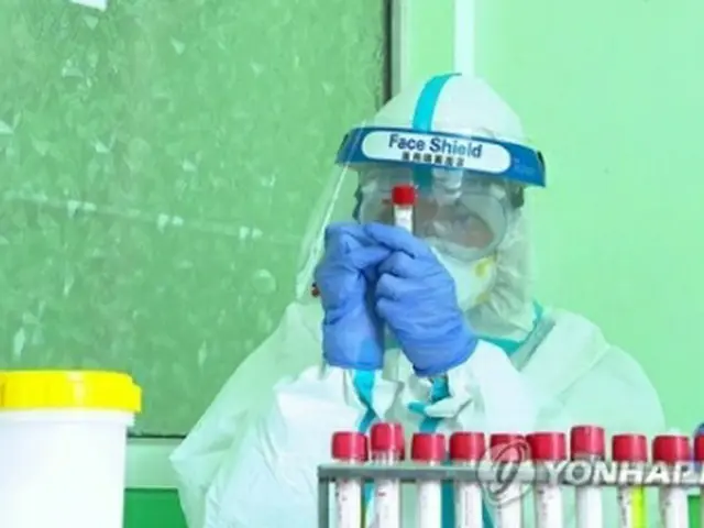 防疫関係者がフェースシールドと書かれた防護具を着用している（朝鮮中央テレビの映像から）＝（聯合ニュース）≪転載・転用禁止≫