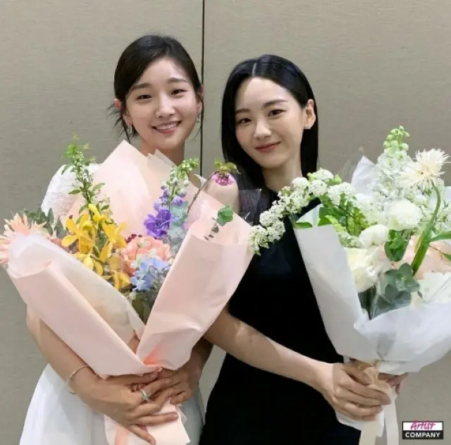 女優パク・ソダム、同じ事務所のチョ・イヒョンと美の2ショット…がん闘病も元気そうな笑顔見せる（画像提供:wowkorea）