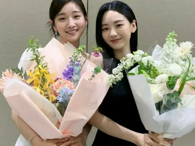 女優パク・ソダム、同じ事務所のチョ・イヒョンと美の2ショット…がん闘病も元気そうな笑顔見せる（画像提供:wowkorea）