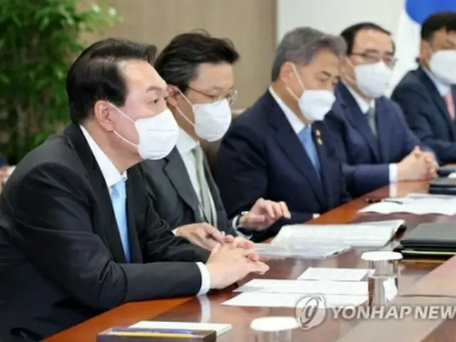 拡大会合で発言する尹錫悦（ユン・ソクヨル）大統領＝２１日、ソウル（聯合ニュース）