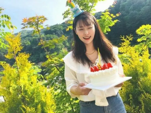 ギュリ（KARA）、本日（5/21）34歳の誕生日…ケーキを手に初々しい笑顔で“まるで少女のよう”（画像提供:wowkorea）