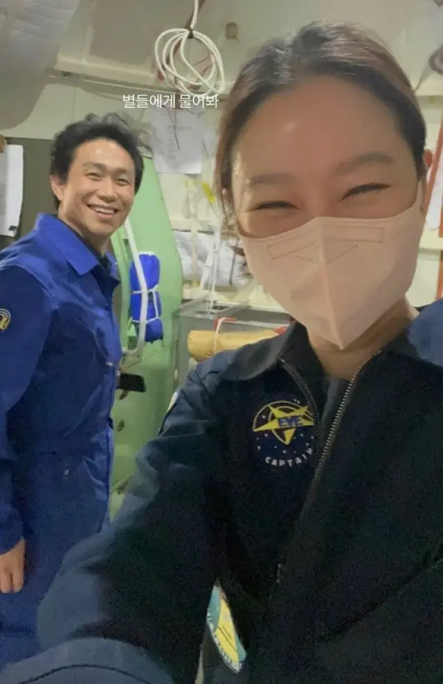 “愛されるといっそうキレイに？”女優コン・ヒョジン、撮影現場からラブリーなスマイル…オ・ジョンセと和気あいあいショット（画像提供:wowkorea）