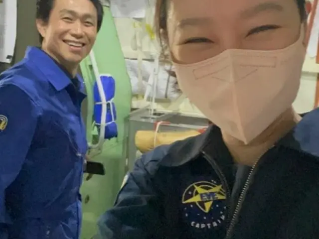 “愛されるといっそうキレイに？”女優コン・ヒョジン、撮影現場からラブリーなスマイル…オ・ジョンセと和気あいあいショット（画像提供:wowkorea）