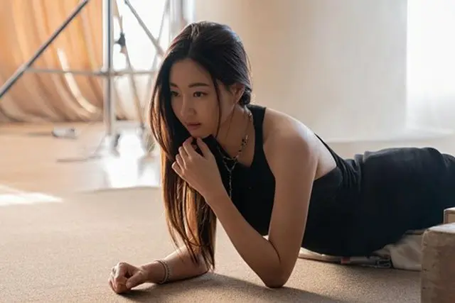 女優キム・サラン、撮影現場で披露した完璧なスタイル…「妖艶なドレス姿にため息」（画像提供:wowkorea）