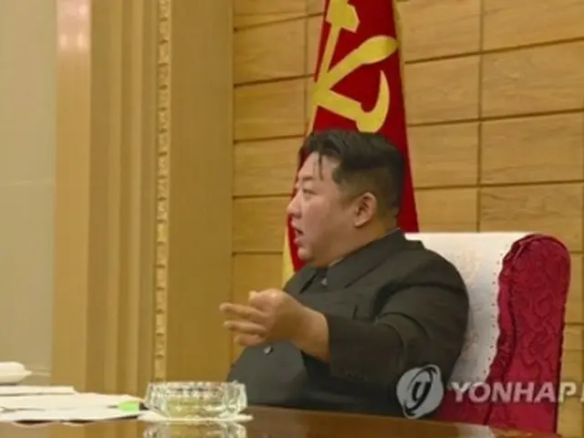 21日に開かれた党政治局協議会に出席した金正恩氏(朝鮮中央テレビの映像から)=(聯合ニュース)≪転載・転用禁止≫