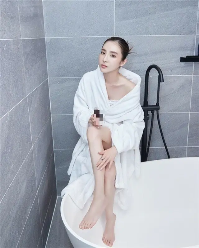 ”41kg”DARA（サンダラ・パク、元2NE1）、シャワーガウンで挑発？…スリムの魅せ方が”芸術”（画像提供:wowkorea）