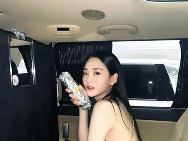 女優チョ・イヒョン、果敢なドレス姿でも手には「ツナのり巻き」？（画像提供:wowkorea）