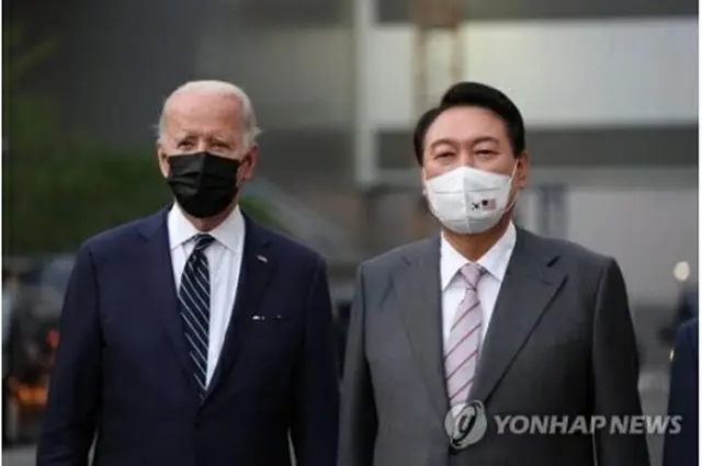 尹大統領（右）とバイデン大統領は２０日にサムスン電子の半導体工場を視察した（大統領室提供）＝（聯合ニュース）≪転載・転用禁止≫