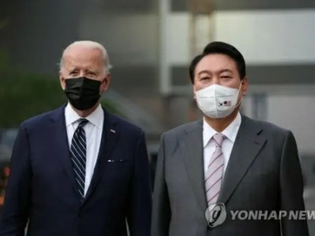 尹大統領（右）とバイデン大統領は２０日にサムスン電子の半導体工場を視察した（大統領室提供）＝（聯合ニュース）≪転載・転用禁止≫