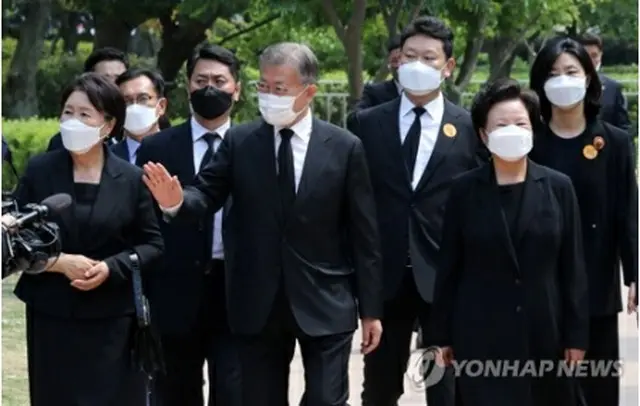 追悼式に参列する文在寅（ムン・ジェイン）前大統領（中央、共同取材）＝２３日、金海（聯合ニュース）