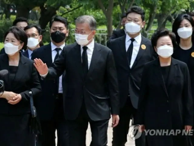 追悼式に参列する文在寅（ムン・ジェイン）前大統領（中央、共同取材）＝２３日、金海（聯合ニュース）