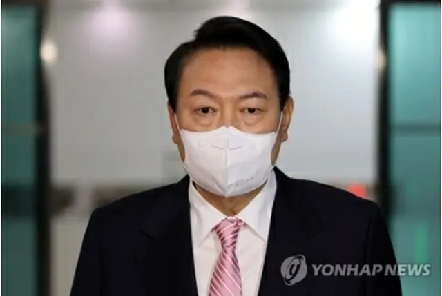 大統領室庁舎に向かう尹大統領＝２３日、ソウル（聯合ニュース）