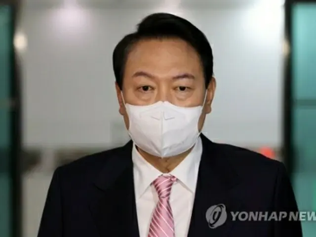 大統領室庁舎に向かう尹大統領＝２３日、ソウル（聯合ニュース）