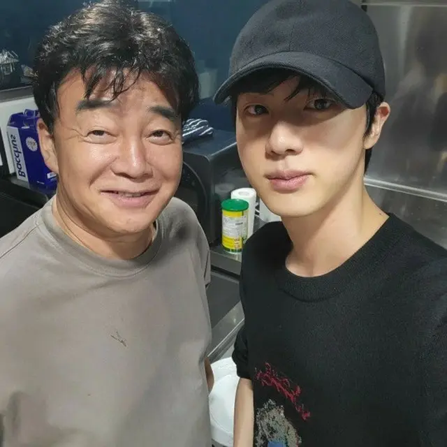 「BTS」JIN、今度はペク・ジョンウォンの家で…野外で楽しむボリュームたっぷり焼肉パーティー（画像提供:wowkorea）