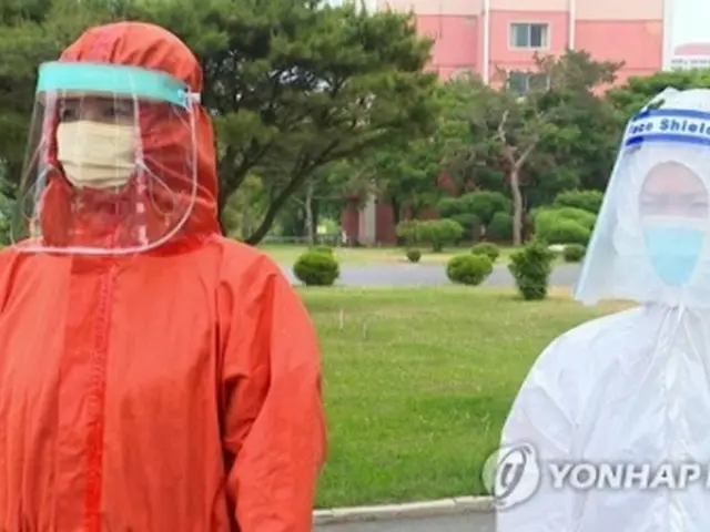フェースシールドと書かれた防護具を着用している北朝鮮の防疫関係者（朝鮮中央テレビの映像から）＝（聯合ニュース）≪転載・転用禁止≫